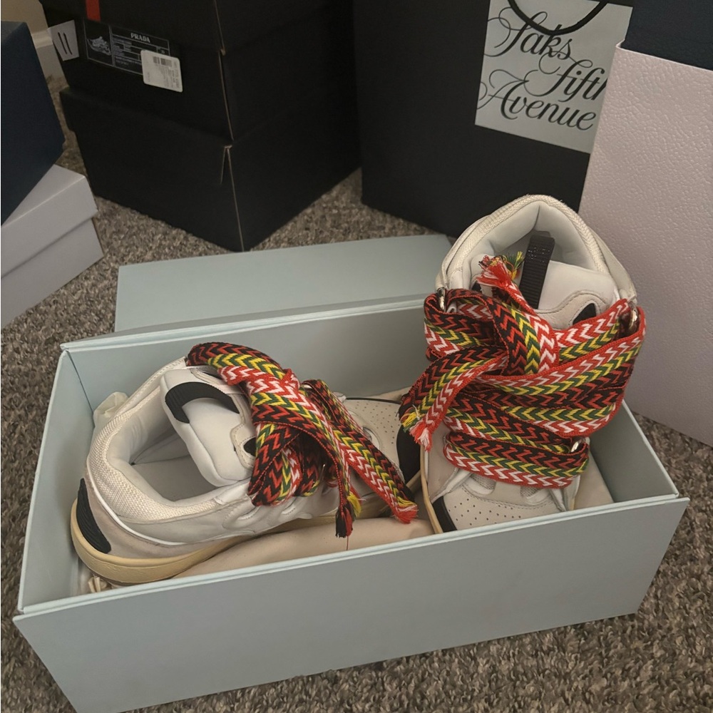 Stylish White Sneakers with Multicolor Laces